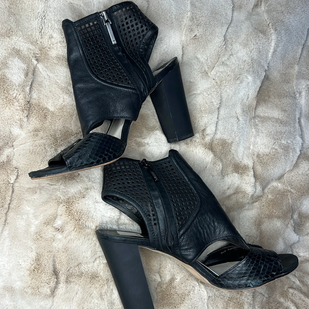 🕶️Dolce Vita Cage Perforated Leather Heel Sandal 10 black snakeskin detail - Picture 3 of 8